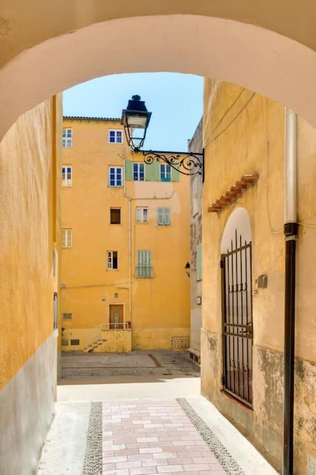 Between The Roofs Of Menton Old Town And The Sea Ngoại thất bức ảnh