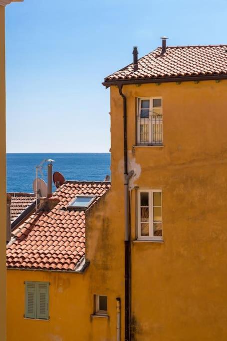 Between The Roofs Of Menton Old Town And The Sea Ngoại thất bức ảnh