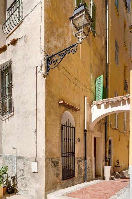 Between The Roofs Of Menton Old Town And The Sea Ngoại thất bức ảnh